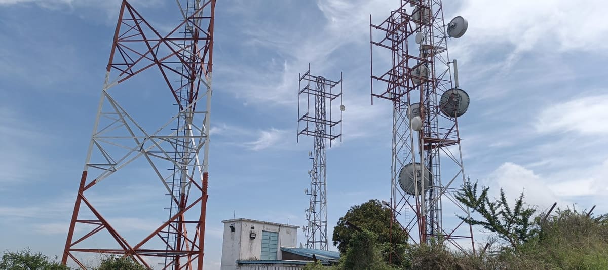 Gembe Hill, masts and equipment shelter